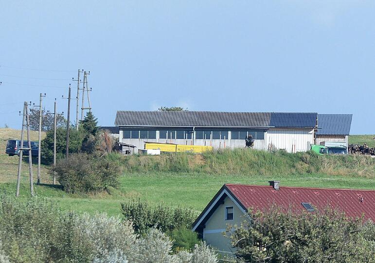 In diesem Bauernhof hat sich der Wilderer verschanzt.