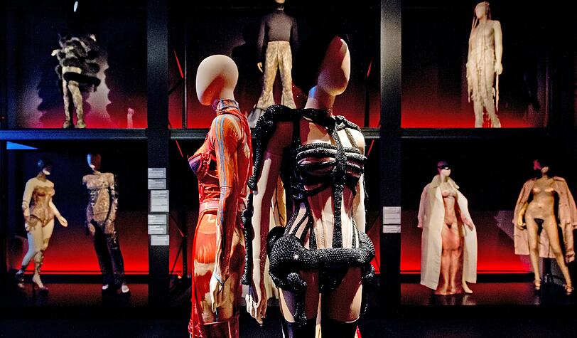 Jean Paul Gaultiers Ausstellung "From The Sidewalk To The Catwalk" macht Halt in München