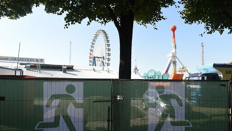 Der Regen bestimmt den Auftakt zum 183. Oktoberfest in München. Erste Wiesnfans standen trotzdem seit 7 Uhr vor den Zelten an. Der Regen bestimmt den Auftakt zum 183. Oktoberfest in München. Erste Wiesnfans standen trotzdem seit 7 Uhr vor den Zelten an.