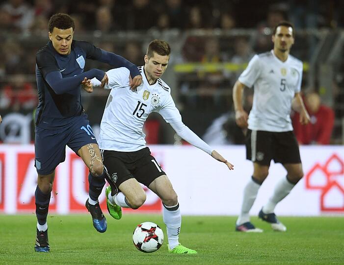 Julian Weigl - Note 4: In seinem Stadion hatte der BVB-Mittelfeldspieler einen schweren Stand. Als ordnende Hand im Zentrum im erst fünften Länderspiel etwas überfordert.