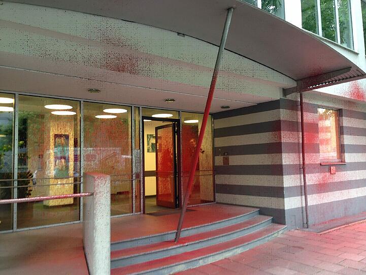 Der Eingang in das Verwaltungsgebäude der GBW-Gruppe in der Dom-Pedro-Straße 19 ist mit roter Farbe verschmiert.