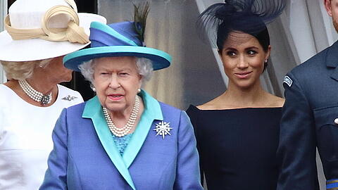 Herzogin Meghan (r.) an der Seite der Queen im Jahr 2018.