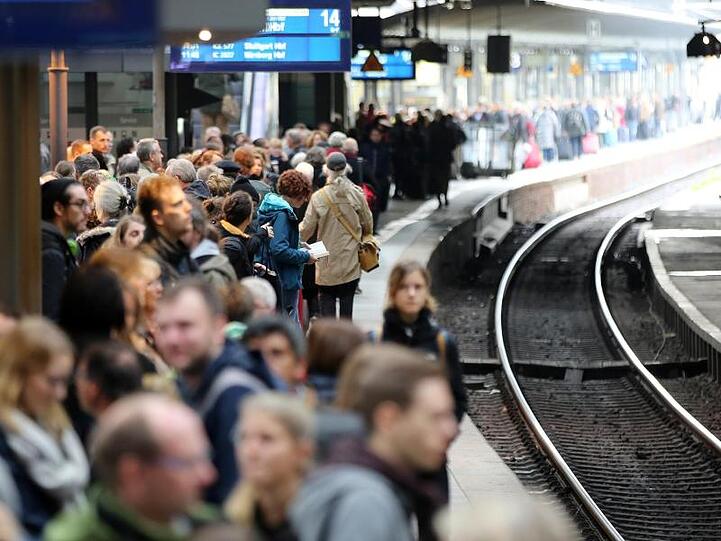 Hier hatte Sturmtief "Mortimer" zugeschlagen: Reisende in Hamburg, nachdem die Bahn Teile des Fernverkehrs im Norden eingestellt hatte.