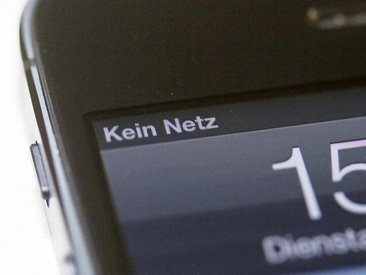 Ein Smartphone ohne Empfang - der Branchenverband Bitkom zeigt auf einer Karte, wo das Problem am größten ist.