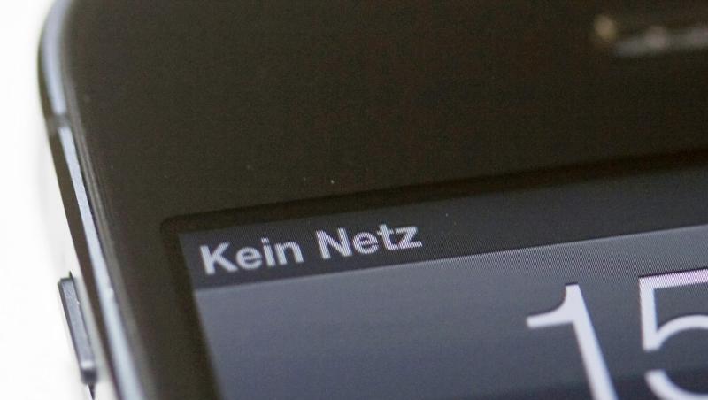 Ein Smartphone ohne Empfang - der Branchenverband Bitkom zeigt auf einer Karte, wo das Problem am größten ist. Ein Smartphone ohne Empfang - der Branchenverband Bitkom zeigt auf einer Karte, wo das Problem am größten ist.
