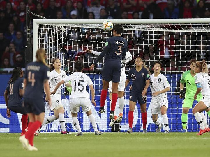 Wendie Renard (M)köpft zum 3:0 für Frankreich ein.
