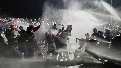Bei den Protesten in Istanbul setzte die Polizei am Sonntagabend auch Wasserwerfer ein.