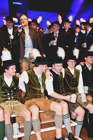 Schauspieler Christian K. Schaeffer mit jeder Menge Filserbuam.