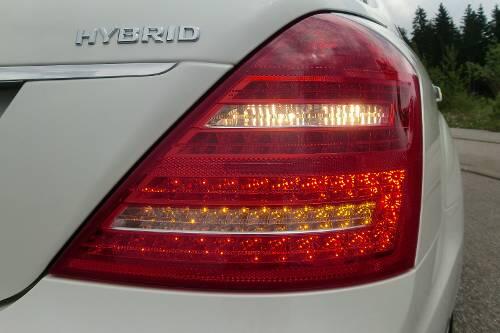 Neue Rückleichten, neuer Schriftzug am Heck des S 400 Hybrid.