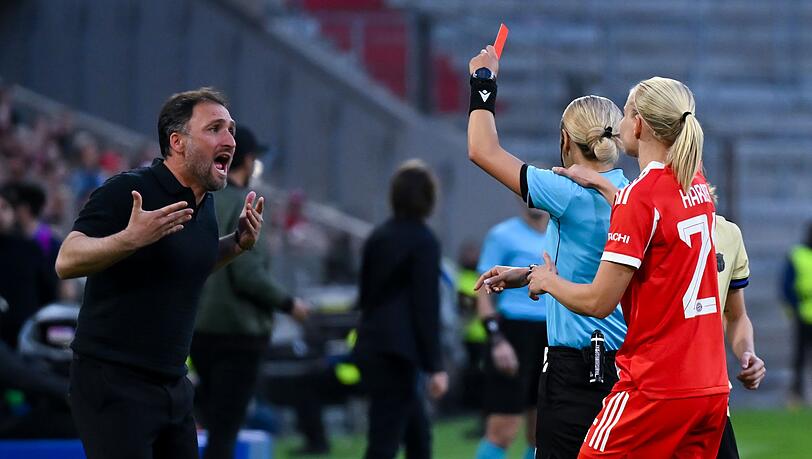 Wegen seiner Roten Karte im R&uuml;ckspiel der Bayern-Frauen in Barcelona gesperrt: Trainer Jos&eacute; Barcala (l.). (Archivbild)