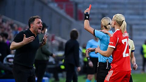 Wegen seiner Roten Karte im R&uuml;ckspiel der Bayern-Frauen in Barcelona gesperrt: Trainer Jos&eacute; Barcala (l.). (Archivbild)