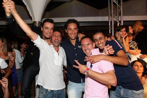 La vita e bella, so schön ist das Leben: Musiker Giovanni Zarrella, H&rsquo;ugo&rsquo;s-Chef Ugo Crocamo, die Bayern-Profis Luca Toni und Franck Ribéry und ein Kumpel (v.l.).