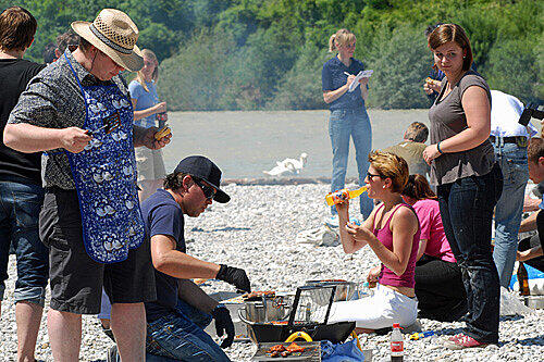 Am Flaucher grillen: München liegt nicht am Meer, aber dafür an der Isar. Was gibt es schöneres, als an einem lauen Sommerabend mit Freunden zum Flaucher zu fahren und den Grill anzuschmeißen.