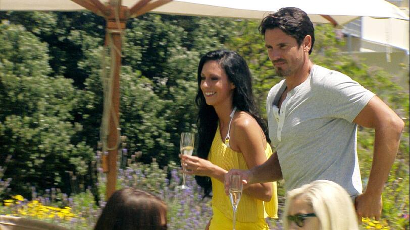 Zu Beginn der Poolparty möchte Natascha mit Bachelor Jan sprechen.