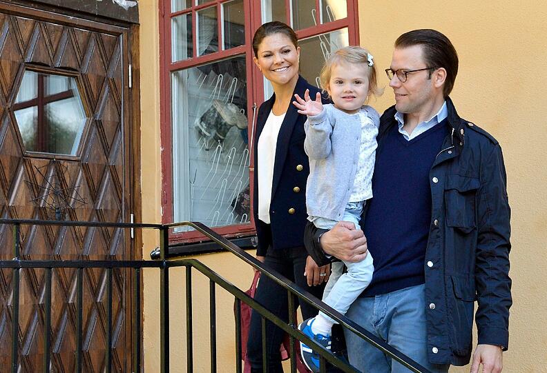 Kronprinzessin Victoria von Schweden mit ihrem Mann Daniel und Tochter Estelle.