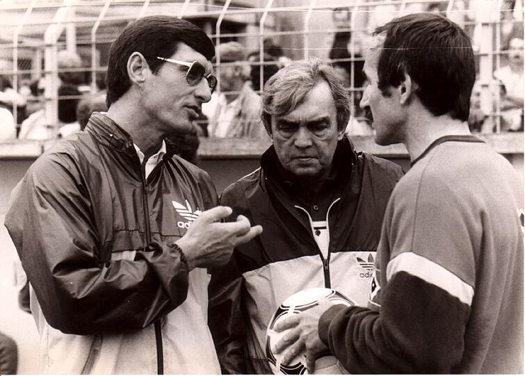 ERNST HAPPEL (1986/87): Nach sechs überaus erfolgreichen Jahren steht vorzeitig fest, dass Ernst Happel nach der Saison den Hamburger SV in Richtung österreichische Heimat verlässt. Der «Grantler» verabschiedet sich mit Platz zwei und dem DFB-Pokalsieg. Es ist bis heute der letzte Titel des HSV.
