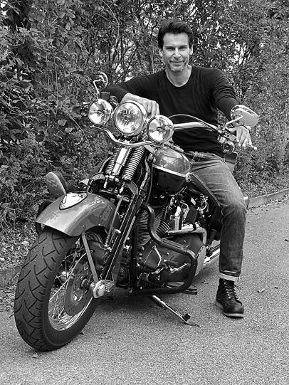 Schauspieler Florian Odendahl (SOKO München) fährt eine Harley Davidson Softail Springer Classic: &bdquo;Alleine fahren macht Spaß, man ist sehr unabhängig. Aber ab zwei Personen hat man Gleichgesinnte um sich, mit denen man die Erlebnisse teilen kann &ndash; das macht noch mehr Spaß. Ich bin zum Beispiel mit meinem Dad in 10 Tagen 3.000 km durch den Südwesten der USA gefahren. Mir gefällt das Reduzierte auf Tour. Alles Benötigte trägt man bei sich oder auf dem Bike. Man nimmt die Umgebung direkt war, die Natur, den Asphalt, aber auch das Wetter, das macht die Sache sehr spannend.