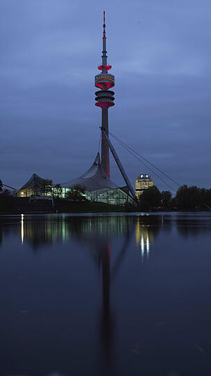 Der Olympiaturm am Montagabend.