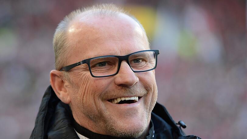 Trainer Thomas Schaaf lacht vor einem Spiel.