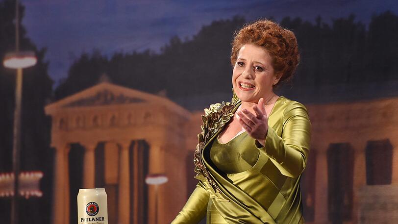 Abschied von Mama Bavaria! Von 2011 bis 2018 "derbleckte" Luise Kinseher die Politiker auf dem Nockherberg. 2018 gab sie ihren Rücktritt bekannt. "Schauen Sie, Walter Sedlmayr hat das neun Jahre lang gemacht. Das wollte ich nicht toppen. Ich war die erste Frau und konnte mich etablieren", sagte sie zur AZ. Nachfolger wird der bislang noch wenig bekannte Kabarettist Maxi Schafroth.
