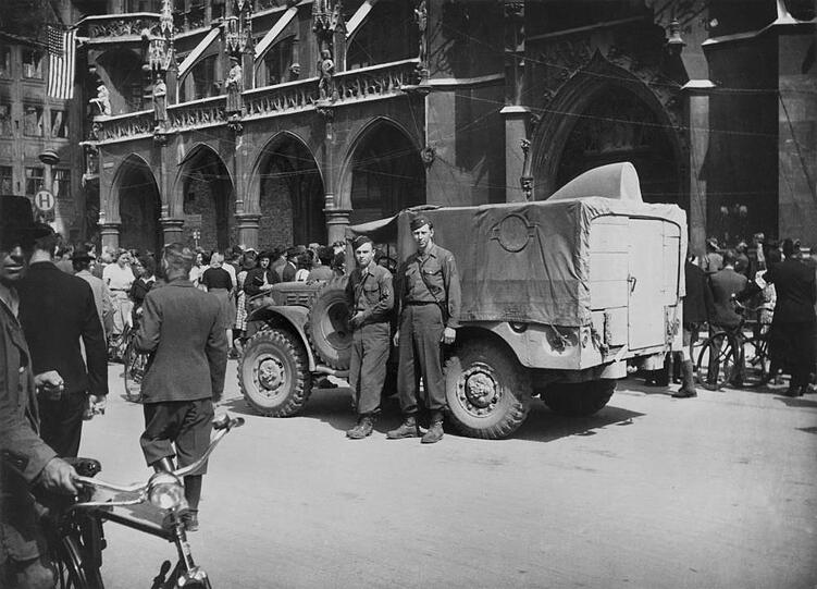 Amerikanische Soldaten auf dem Marienplatz.