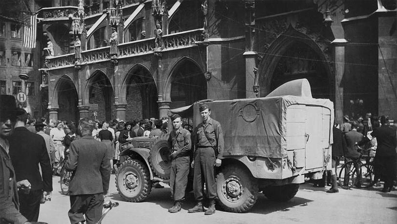 Amerikanische Soldaten auf dem Marienplatz. Amerikanische Soldaten auf dem Marienplatz.