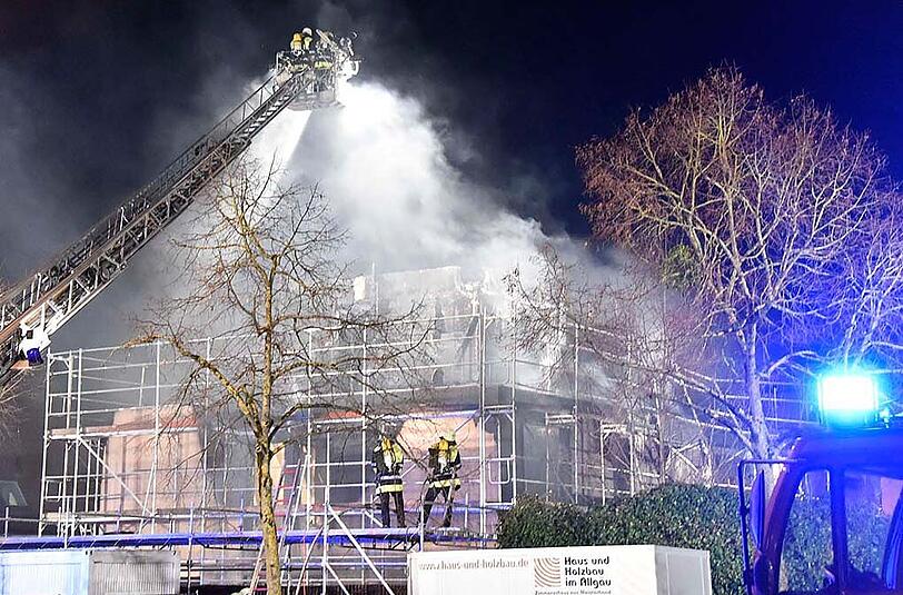 Am frühen Donnerstagmorgen kam es zu einem Brand auf einer Baustelle in der Von-Kahr-Straße. Der Rohbau eines Mehrfamilienhauses wurde komplett zerstört.