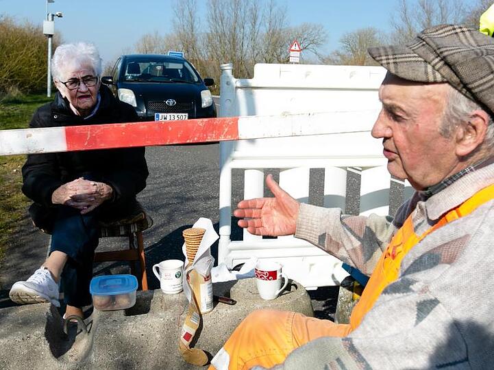 Karsten Tüchsen Hansen (r) und die Dänin Inga Rasmussen treffen sich am deutsch-dänischen Grenzübergang.
