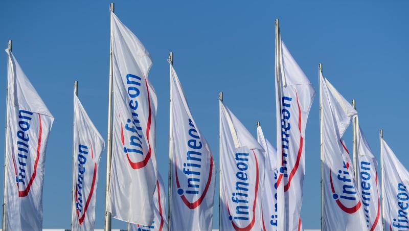 Flaggen mit dem Logo von Infineon flattern im Wind. Foto: Matthias Balk/Archiv Flaggen mit dem Logo von Infineon flattern im Wind. Foto: Matthias Balk/Archiv