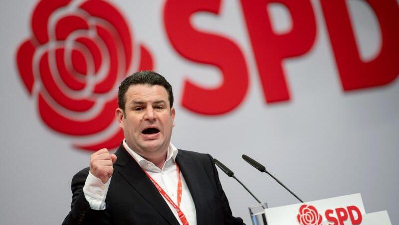 Bundesarbeitsminister Hubertus Heil (SPD) kann sich vorstellen, dass Beschäftigte in Kurzarbeit mehr Geld bekommen könnten. (Symbolbild) Bundesarbeitsminister Hubertus Heil (SPD) kann sich vorstellen, dass Beschäftigte in Kurzarbeit mehr Geld bekommen könnten. (Symbolbild)