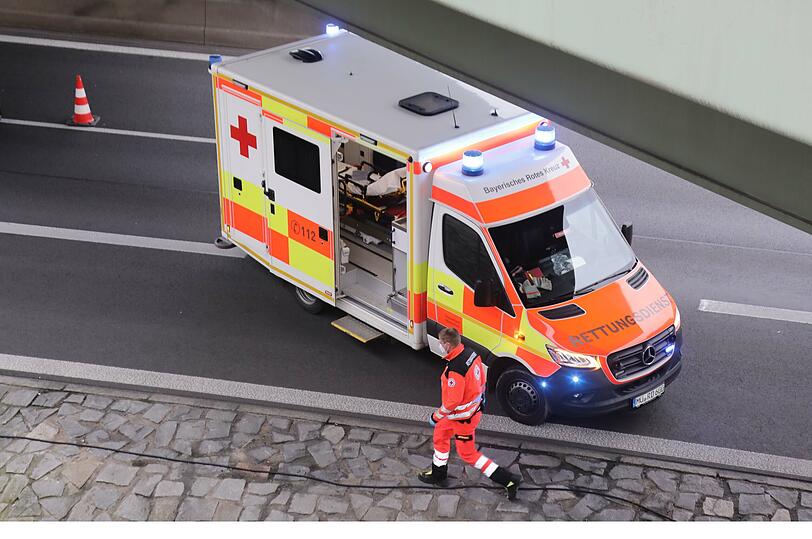 Der Fahrer des österreichischen Sattelzuges fuhr trotz Vollbremsung auf den Autotransporter auf. Dabei wurde der 47-Jährige lebensbedrohlich verletzt und in seinem Lkw eingeklemmt.