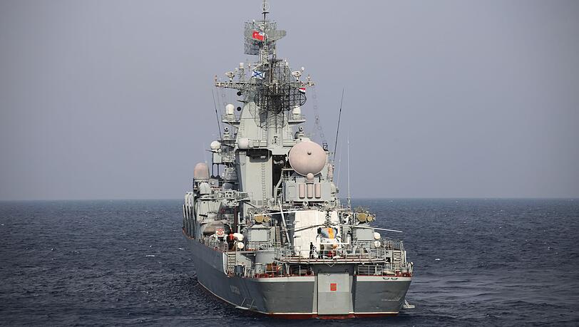 Die "Moskwa" in der Nähe des Hafens von Tartus in Syrien. (Archivbild)
