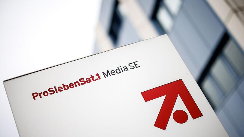 Das Logo und der Schriftzug der "ProSiebenSat.1 Media SE" ist im Gewerbegebiet "Unterföhring Park" an einer Säule zu sehen.