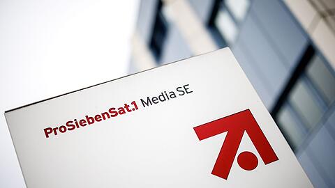 Das Logo und der Schriftzug der "ProSiebenSat.1 Media SE" ist im Gewerbegebiet "Unterföhring Park" an einer Säule zu sehen.