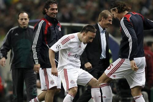 Der Torschütze hält sich an die Absprache &ndash; und tanzt nach dem 1:0 bei Sporting Lissabon mit seinem Kumpel, dem Reservisten: Bayern-Star Franck Ribéry (r.) mit Daniel van Buyten.