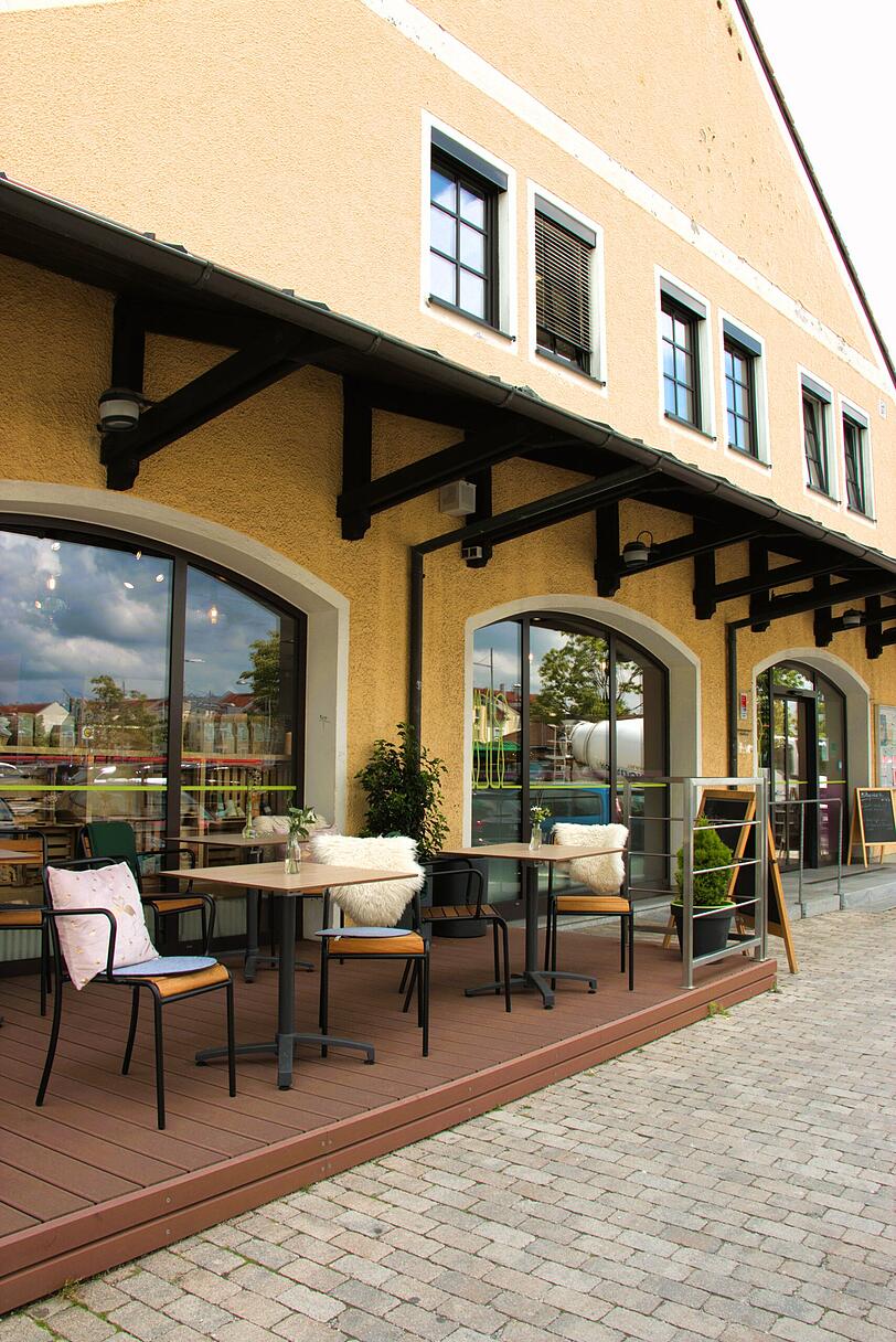 Mitten im Zentrum von Ebersberg trinken die Gäste hier Kaffee und lassen die Atmosphäre auf sich wirken. Mitten im Zentrum von Ebersberg trinken die Gäste hier Kaffee und lassen die Atmosphäre auf sich wirken.