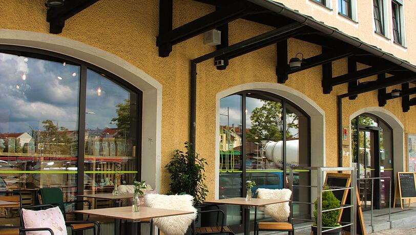 Mitten im Zentrum von Ebersberg trinken die Gäste hier Kaffee und lassen die Atmosphäre auf sich wirken. Mitten im Zentrum von Ebersberg trinken die Gäste hier Kaffee und lassen die Atmosphäre auf sich wirken.