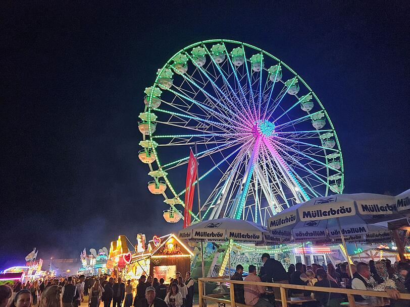Das Riesenrad in Pfaffenhofen an der Ilm geh&ouml;rt wie bei vielen anderen Volksfesten dazu.