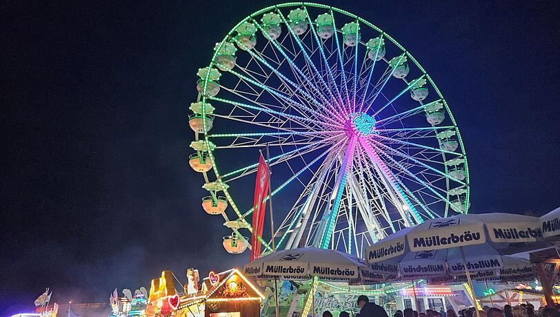 Das Riesenrad in Pfaffenhofen an der Ilm gehört wie bei vielen anderen Volksfesten dazu. Das Riesenrad in Pfaffenhofen an der Ilm gehört wie bei vielen anderen Volksfesten dazu.