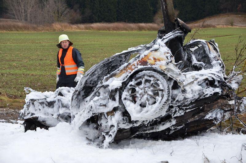Horror-Unfall am Tag von Heiligabend: Ein Auto ist auf der B12 gegen einen Baum geschleudert. Der Insasse verbrannte im Wrack.