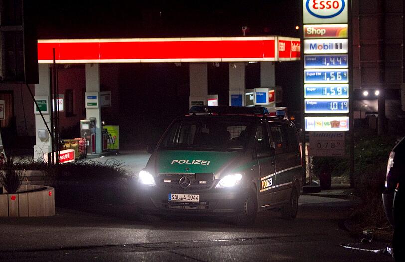 Autoknacker haben im saarländischen Merzig im Kofferraum eines abgestellten Wagens ein totes Baby entdeckt. Die Leiche lag im Kofferraum in einem Rucksack.