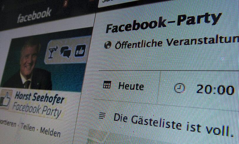 Seehofers Facebook-Party kann man getrost als gefloppt bezeichnen. Statt 2500 geladenen Gästen erschienen gerade mal 500. Böse Zungen behaupten, davon waren 150 Journalisten dabei. Die Bilder vom Event im Münchner P1