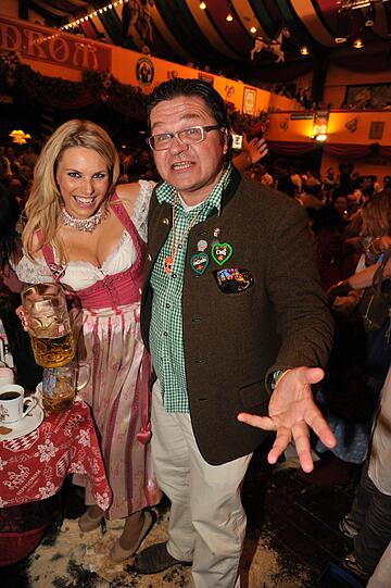 Prosit! Alessandra Geissel und Josip S. Bill im Hippodrom.