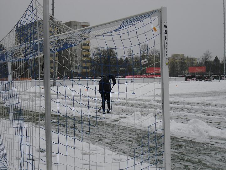 Hart , härter, Alexander Schmidt. Der Trainer des TSV 1860 schickte seine Jungs am Montagvormittag trotz klirrender Kälte, Schneeregen und schneebedeckten Trainingsplätzen raus zum Anschwitzen. Am Abend spielen die Löwen gegen den 1. FC Kaiserslautern. Die Bilder vom Matsch-Training