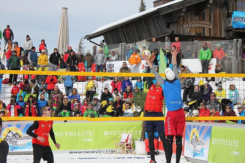 Die besten Bilder vom Turnier der "Snow Volleyball Tour 2013 powered by Amway" auf 1860 Metern Höhe in Wagrain/Österreich.