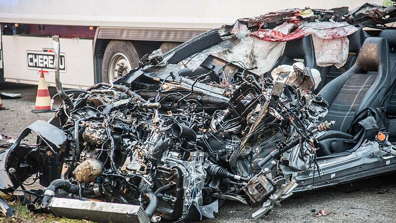 Völlig zerfetzt: Der Mercedes, mit dem die drei Personen vor der Polizei flüchteten. Völlig zerfetzt: Der Mercedes, mit dem die drei Personen vor der Polizei flüchteten.