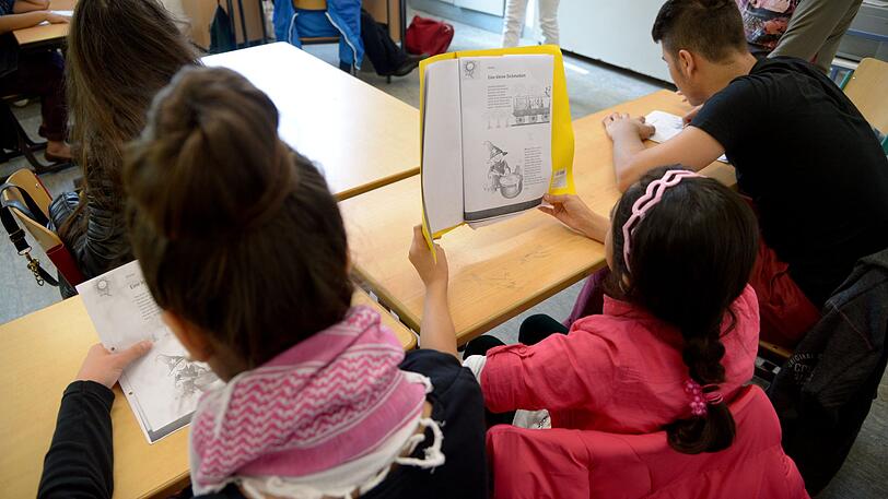 Jugendliche lernen in der Sprachlernklasse der Hauptschule Peter Ustinov.