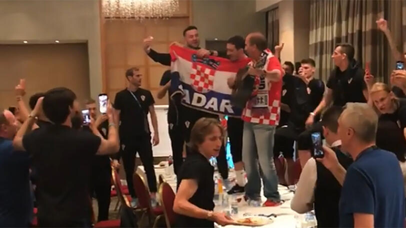Kroatiens Kapitän Luka Modric - hier bei seinem Zweitjob als Kellner - ahnte, was in seiner Heimat los war - und nicht nur dort: "Das ganze Land schläft nicht. Und in den Ländern drumherum auch nicht, weil wir vier Millionen Menschen in Kroatien sind und vier Millionen außerhalb des Landes."