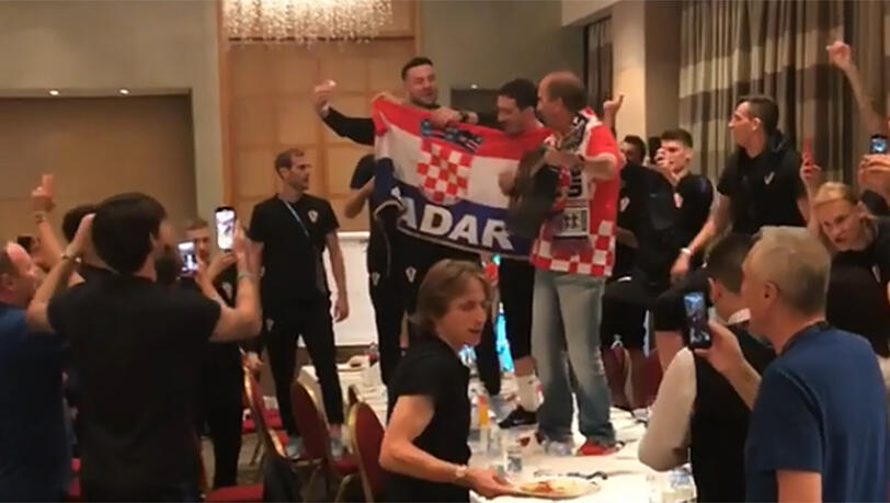 Kroatiens Kapitän Luka Modric - hier bei seinem Zweitjob als Kellner - ahnte, was in seiner Heimat los war - und nicht nur dort: "Das ganze Land schläft nicht. Und in den Ländern drumherum auch nicht, weil wir vier Millionen Menschen in Kroatien sind und vier Millionen außerhalb des Landes." Kroatiens Kapitän Luka Modric - hier bei seinem Zweitjob als Kellner - ahnte, was in seiner Heimat los war - und nicht nur dort: "Das ganze Land schläft nicht. Und in den Ländern drumherum auch nicht, weil wir vier Millionen Menschen in Kroatien sind und vier Millionen außerhalb des Landes."