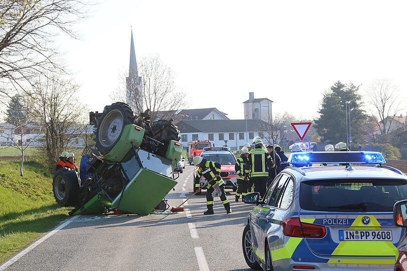 Der BMW versuchte während des Abbiegevorgangs des Traktors zu überholen - es kam zum Zusammenstoß. Beide Fahrzeuge wurden schwer beschädigt.
